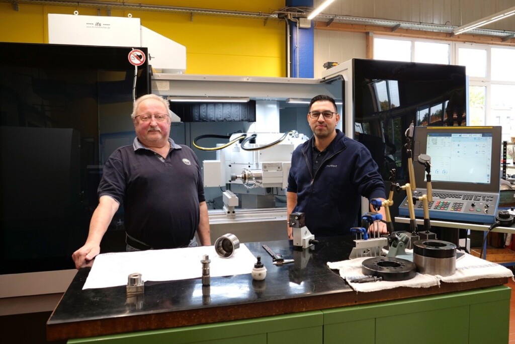 Still a great team: Wolfgang Munkert and son-in-law Pasquale Barone, who now runs the business, 
standing in front of the new KELLENBERGER K1000.