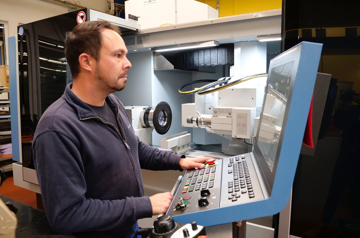 Machine operator and trained mold maker Marc Wagner has been with the company since 2017. He greatly appreciates the user-friendly operation of the BLUE Solution.